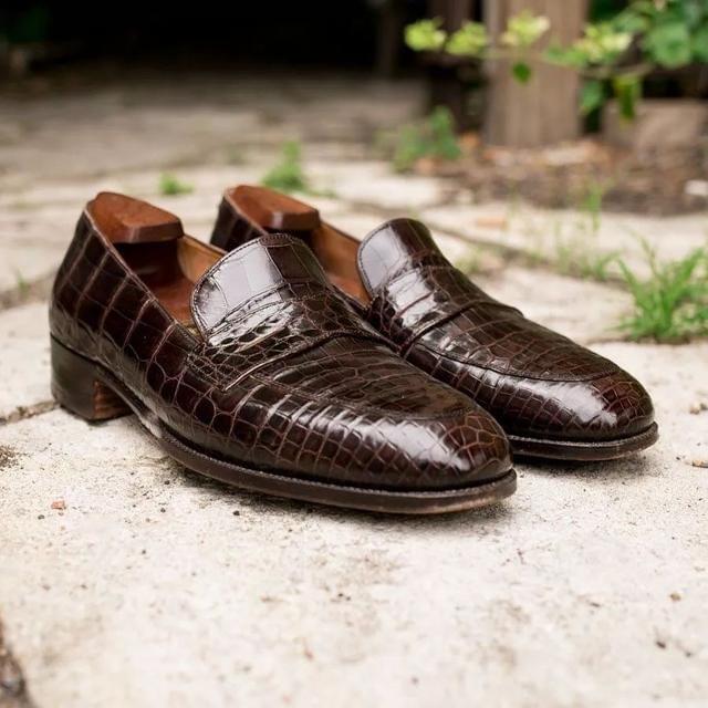 Shoes in autumn and winter article image