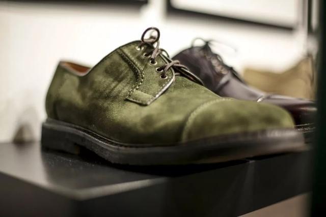 Shoes in autumn and winter article image
