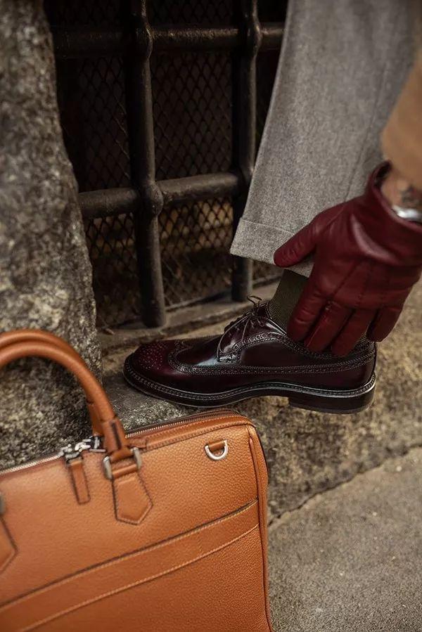 Shoes in autumn and winter article image