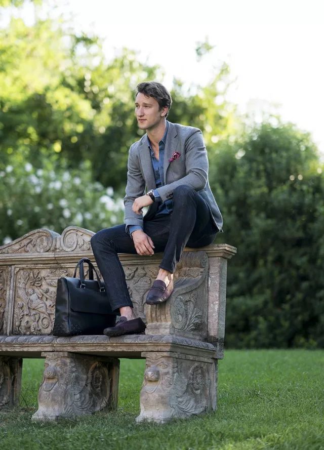What kind of shoes do you wear to look gentleman article image