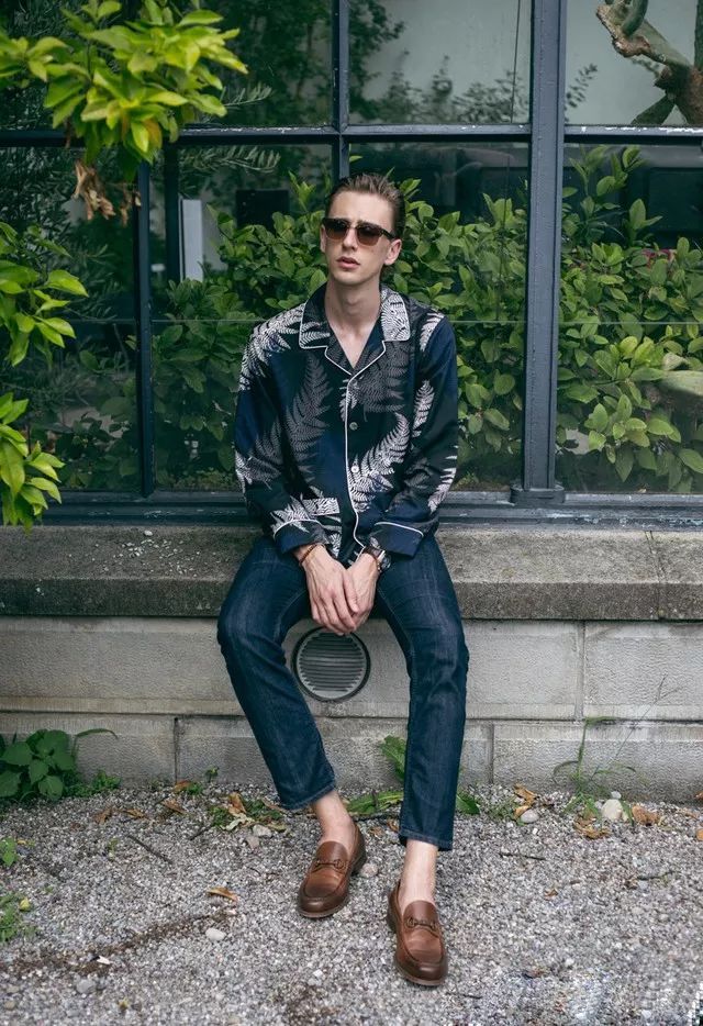 What kind of shoes do you wear to look gentleman article image