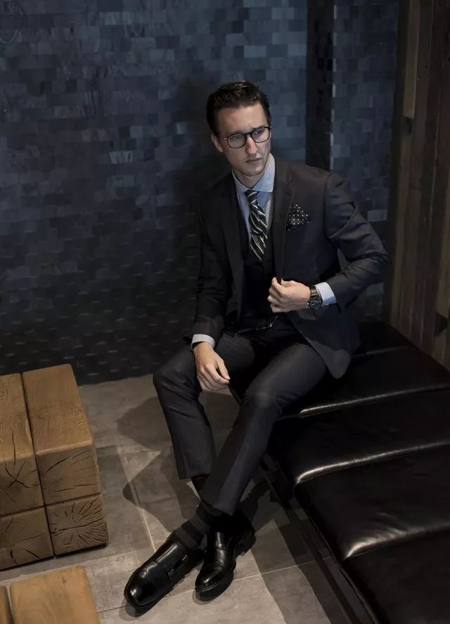 What kind of shoes do you wear to look gentleman article image