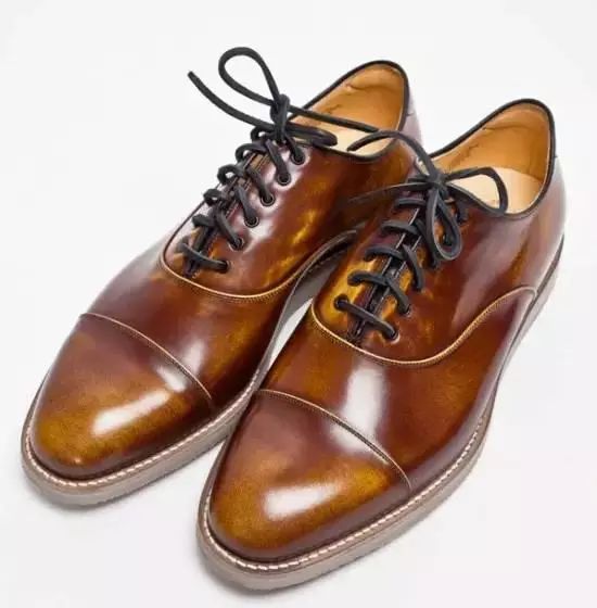 What kind of shoes do you wear to look gentleman article image