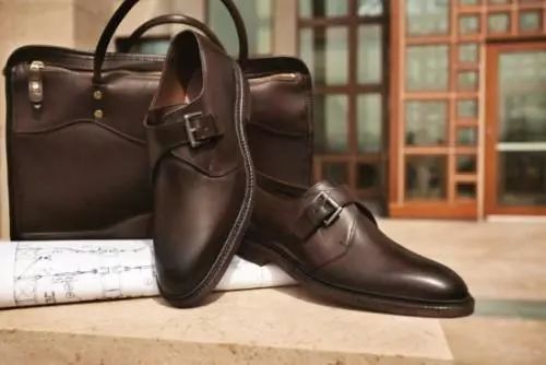 What kind of shoes do you wear to look gentleman article image