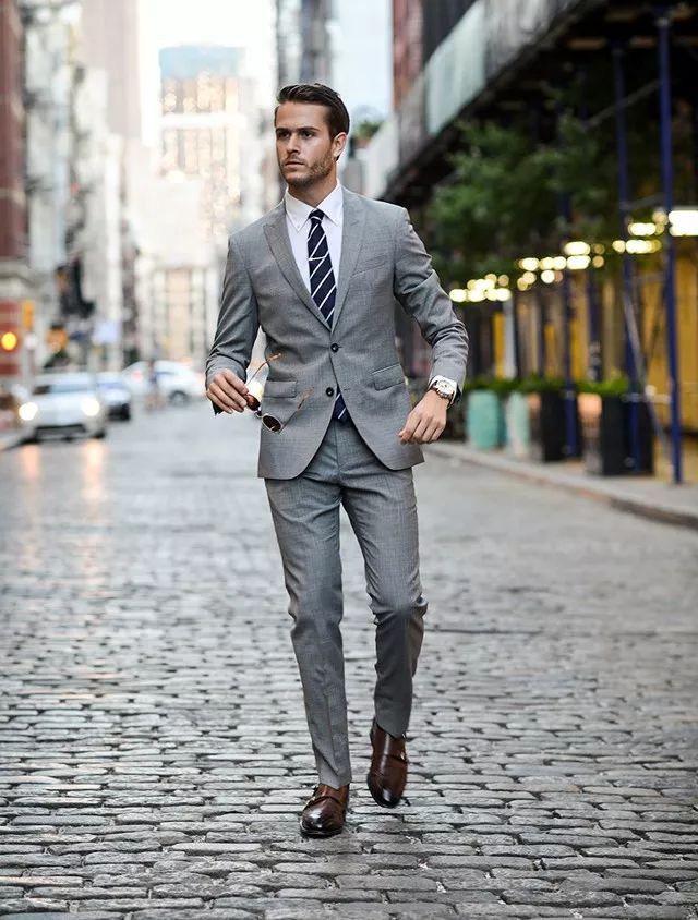 What kind of shoes do you wear to look gentleman article image