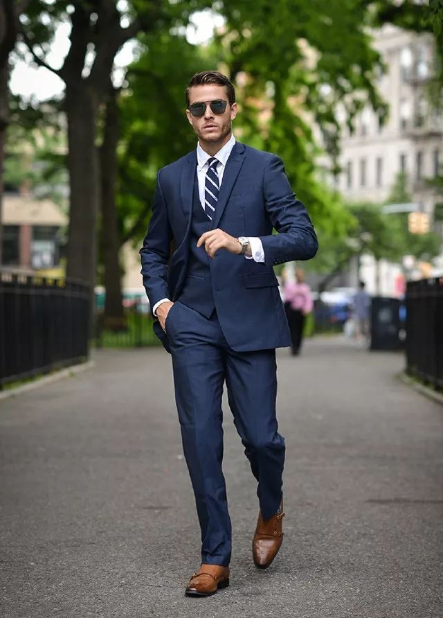 What kind of shoes do you wear to look gentleman article image