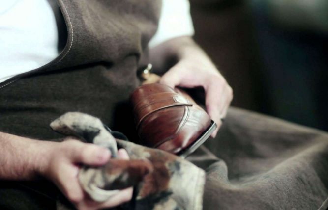 What kind of shoes do you wear to look gentleman article image