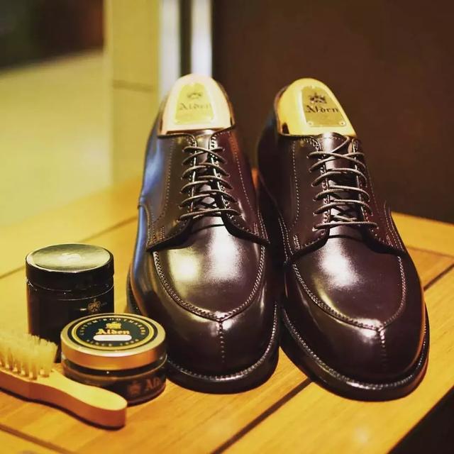 Cap toe shoes definition article image