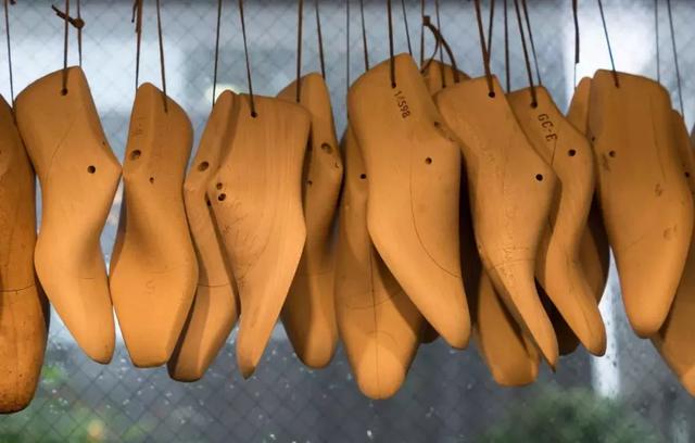 Cap toe shoes definition article image