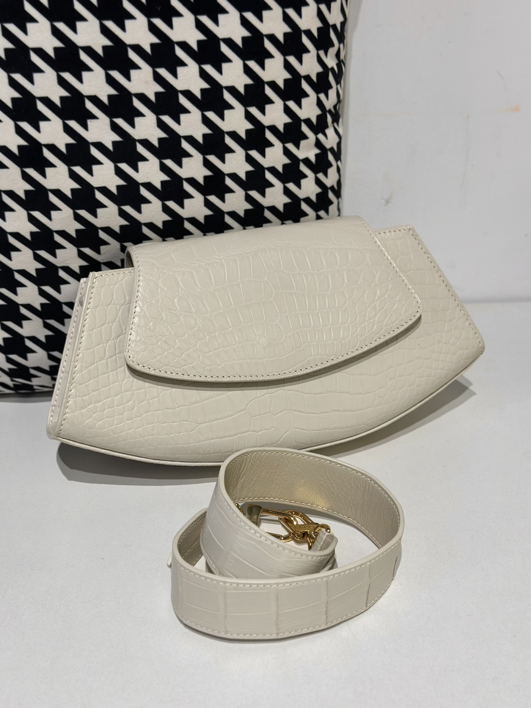 Crocodile Leather Women's Belly Cut Glacier White Gold Hardware Metal Hardware Clutch Bag WCB072