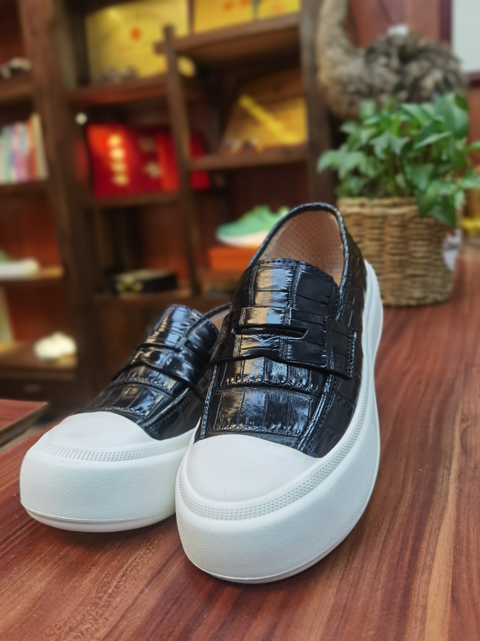 Crocodile Leather Lightweight Breathable Slip-On Sneakers FCB001 photo 2