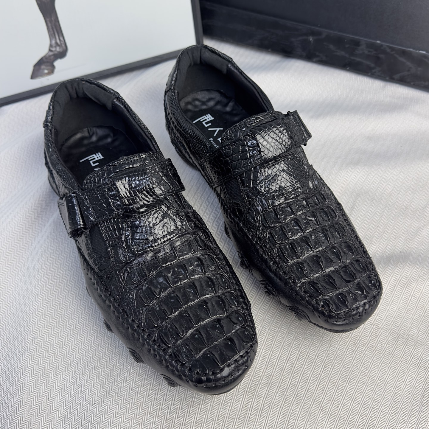 Crocodile Leather Black Hornback Hook-and-Loop Walking Shoes HCS003