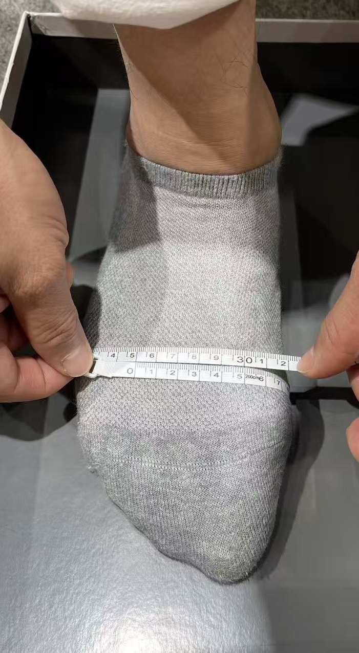 Close view of the overlap point used to read a forefoot circumference measurement